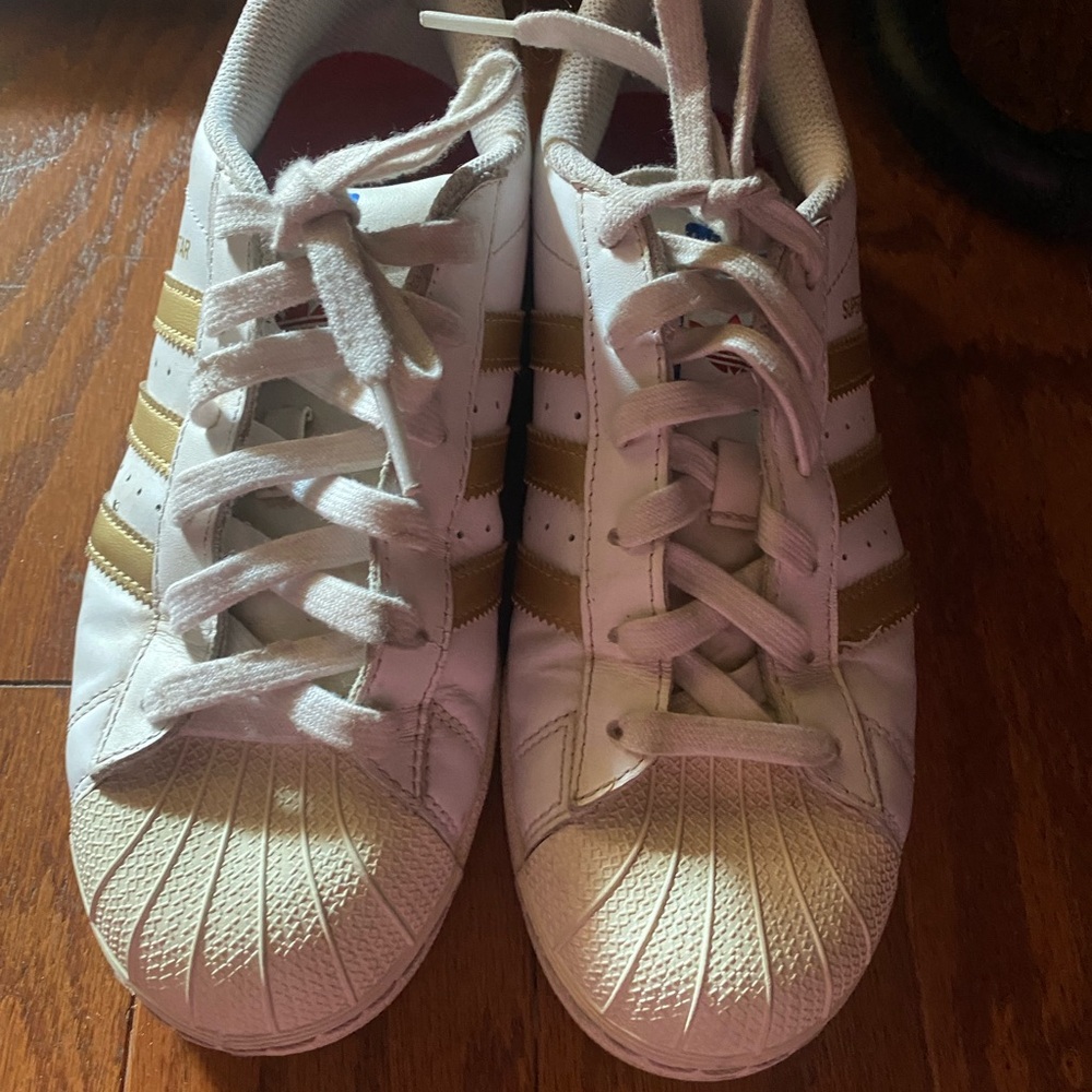 Kids Adidas white superstars with gold stripes, 6.5